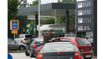 8da6_benzin_aldi_rakousko