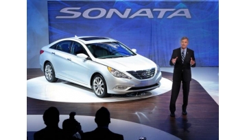 b7b9_091202_hma_la_as_hyundai_motor_america_president_and_ceo_john_krafcik__introduced_the_allnew_2011_sonata_at_the_los_angeles_auto_show
