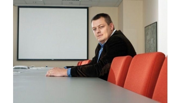 e124_karel_kucera_u_stolu